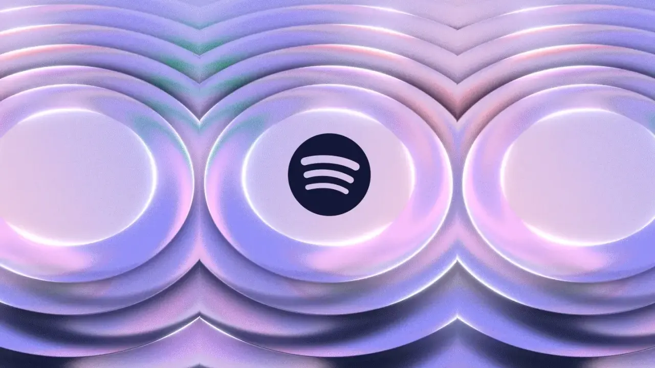 Spotify-logotypen i mitten av en abstrakt, vågig bakgrund i lila och rosa toner. Tänk dig ljudvågor som ger en känsla av spotify hifi.