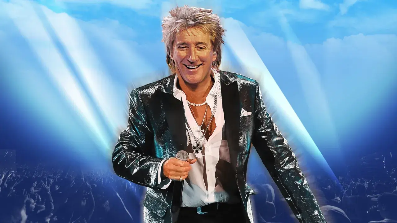 Rod Stewart i Stockholm, glittrig kavaj och mikrofon i hand, framför en jublande publik under strålkastarljus.