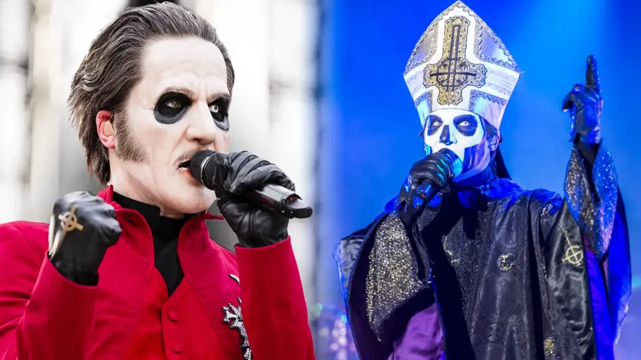 Tobias Forge, som Papa Emeritus IV, sjunger i en röd kavaj och sedan i en påvliknande dräkt med mitra.