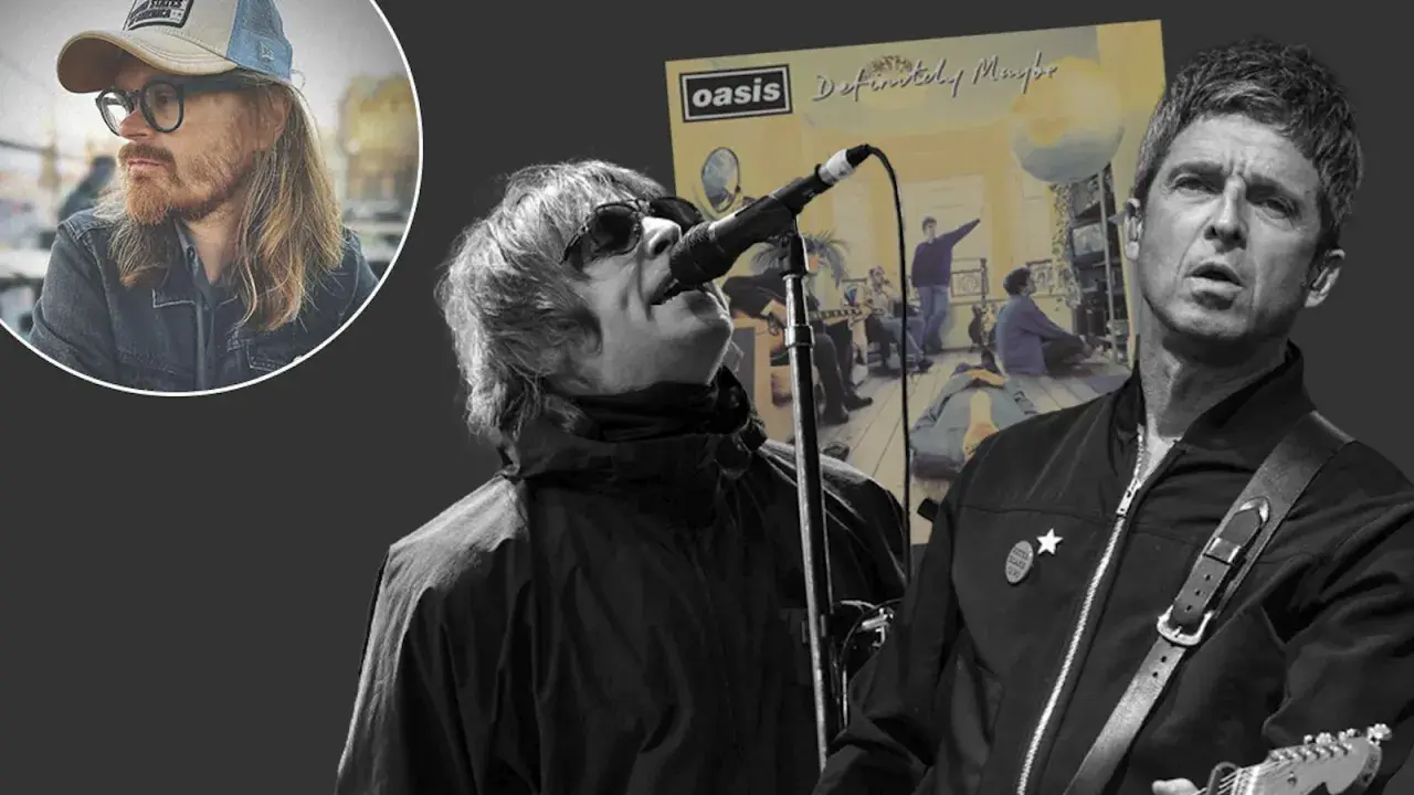Liam och Noel Gallagher, medlemmar av Oasis, framför en bild av albumet "Definitely Maybe". En annan man syns i en cirkel till vänster.