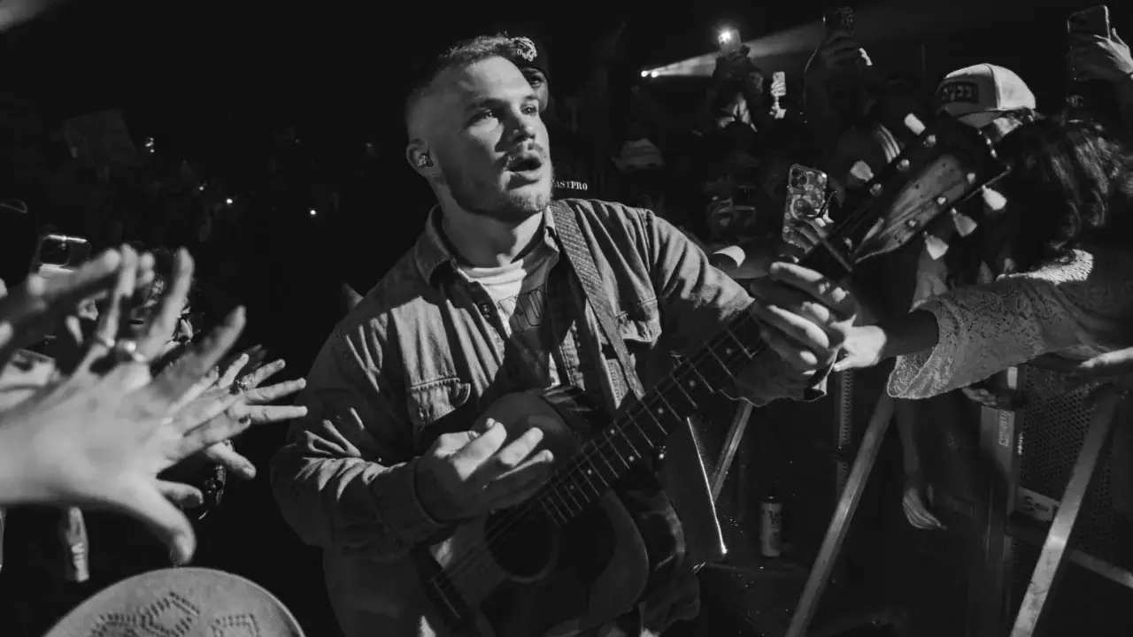 Zach Bryan spelade gitarr för en entusiastisk publik i Sverige. Händerna sträcktes ut mot honom från folkmassan.