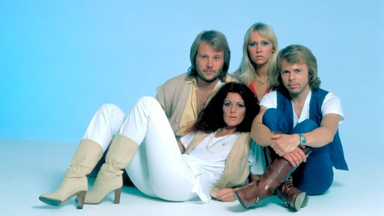 ABBA-medlemmarna poserar för en ikonisk bild. Tänk dig en ABBA-låtar lista med dessa stjärnor.