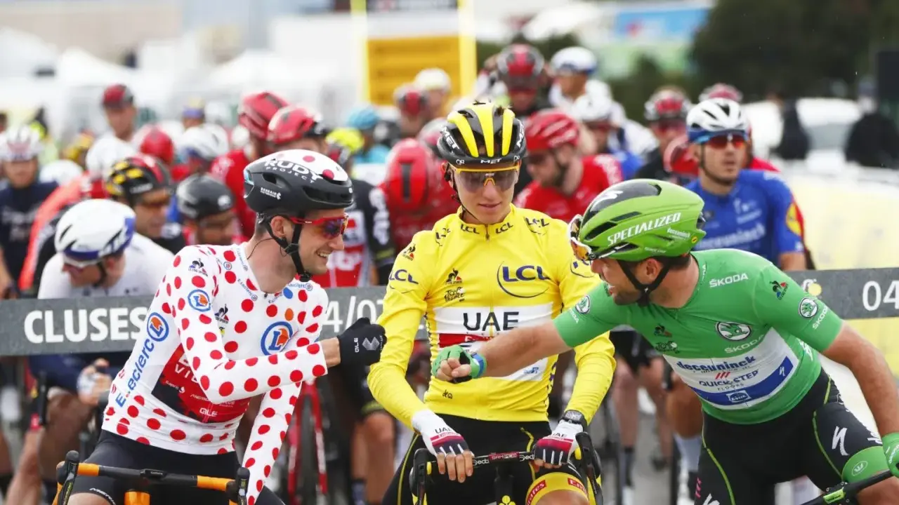 Cyklist i gul ledartröja, prickig tröja och grön tröja interagerar vid Tour de France.
