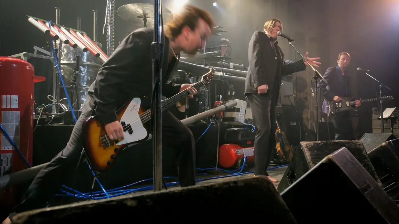 Medlemmar av The Who på scen, en spelar bas, en sjunger och en spelar gitarr.