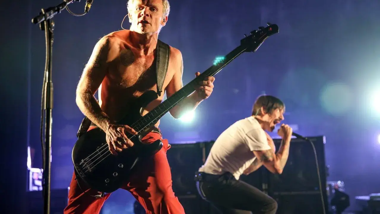 Flea spelar bas och Anthony Kiedis sjunger på scenen under en konsert med Red Hot Chili Peppers i Sverige.