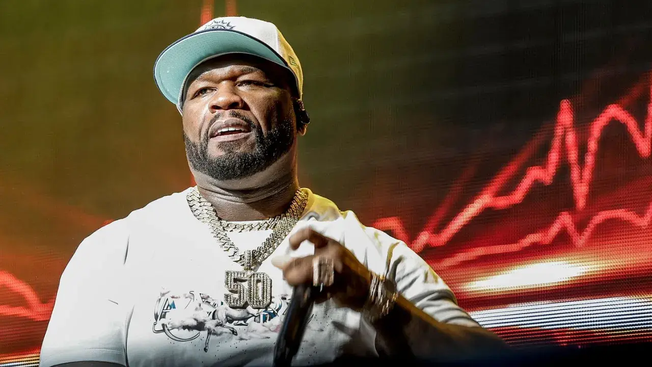 50 Cent på scen i Sverige, med en stor kedja och keps.