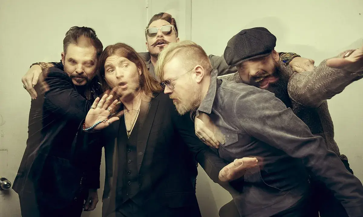 Rival Sons Sverige: bandmedlemmar i en intensiv, suddig pose.
