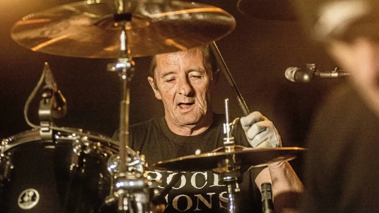 Phil Rudd, AC/DC trummis, slår på cymbalerna under en konsert.