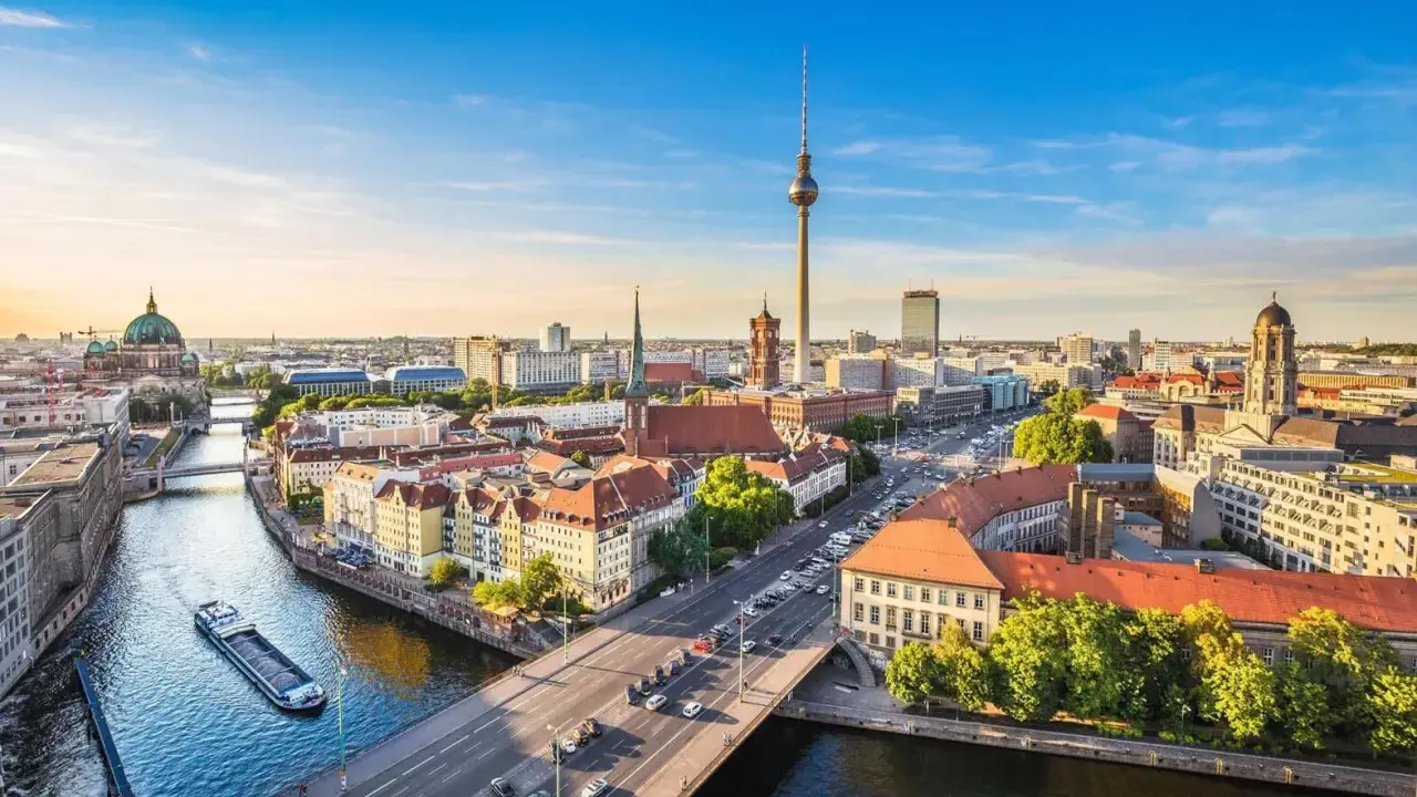 Vy över Berlin med floden Spree, TV-tornet och Berliner Dom. En perfekt vy över några av Berlins måsten.
