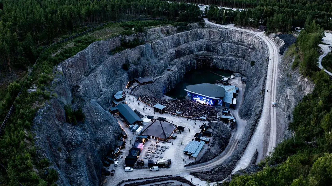 Konsert i stenbrott med publik. Weeping willows Dalhalla, en unik scen i en gammal gruva.
