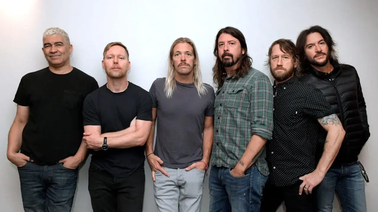 Medlemmar av Foo Fighters poserar för en gruppbild.