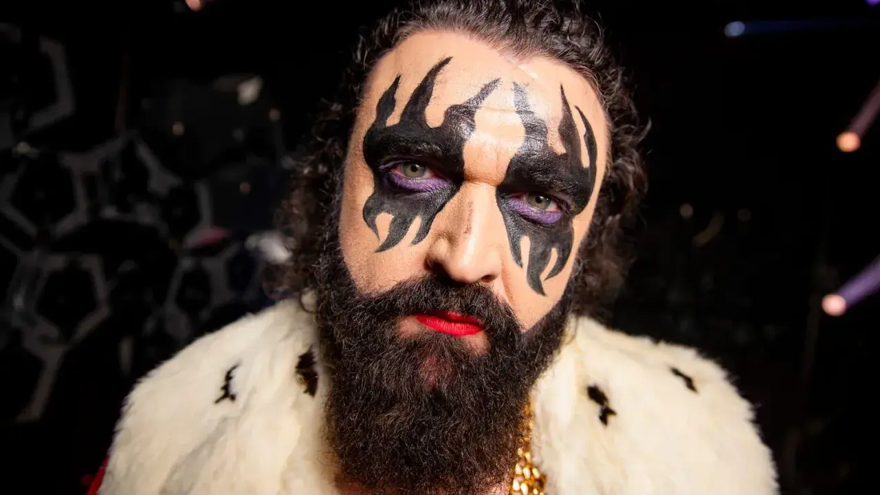 Hank von Hell med dramatisk smink, skägg och en pälskrage.