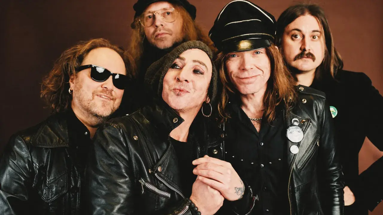 Medlemmar av The Hellacopters poserar tillsammans, klädda i läderjackor och med rockiga frisyrer.