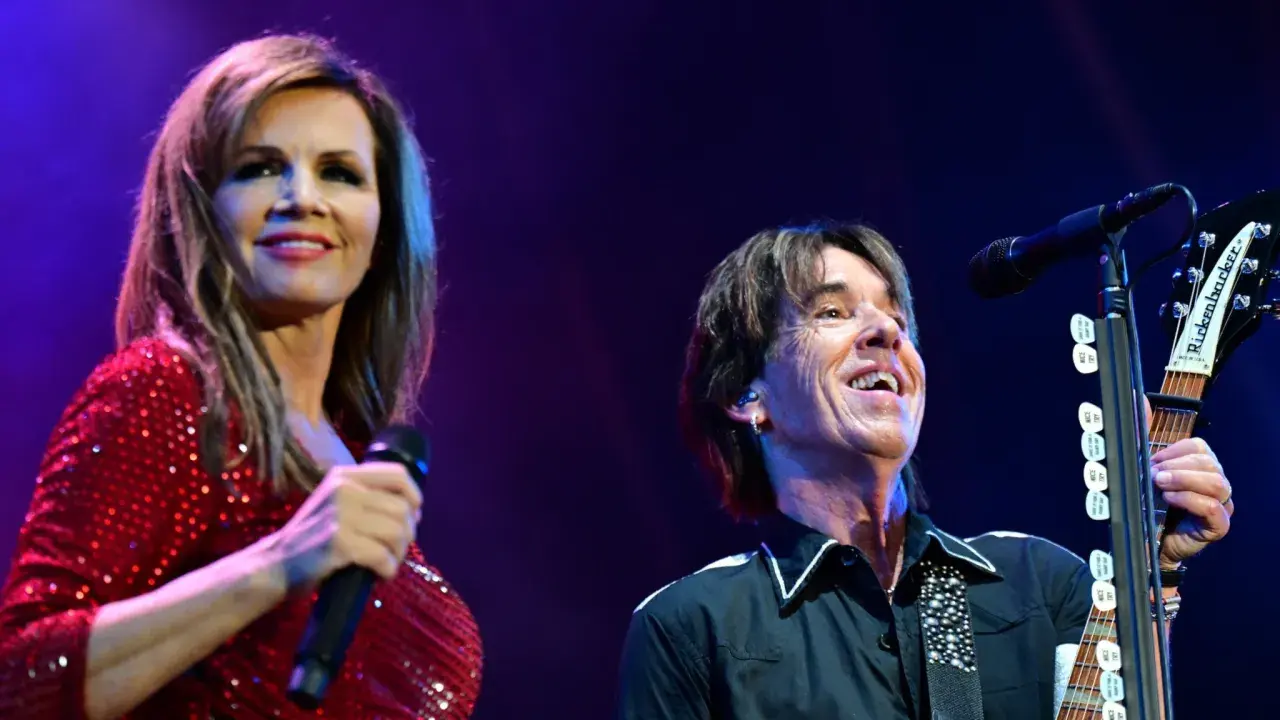 Marie Fredriksson och Per Gessle på scen under en Roxette-konsert. Per Gessle turné fortsätter med energi.