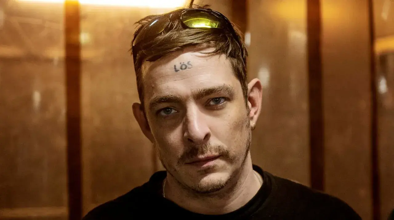 Sebastian Murphy, en av medlemmarna i Viagra Boys, med solglasögon på pannan och tatueringen "LÖS" på pannan.