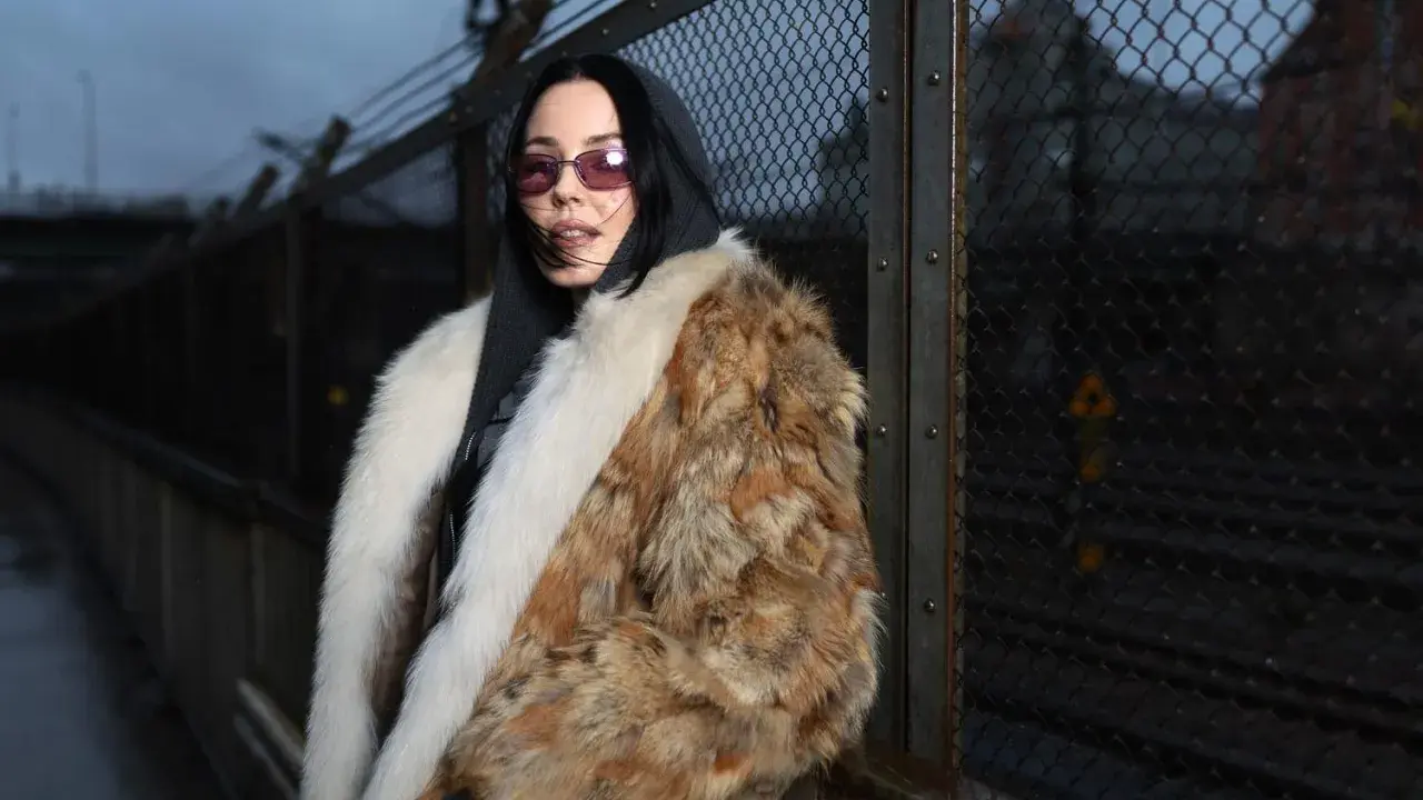 Miriam Bryant, fotograferad av David Larsson, bär en lyxig pälsjacka och solglasögon.
