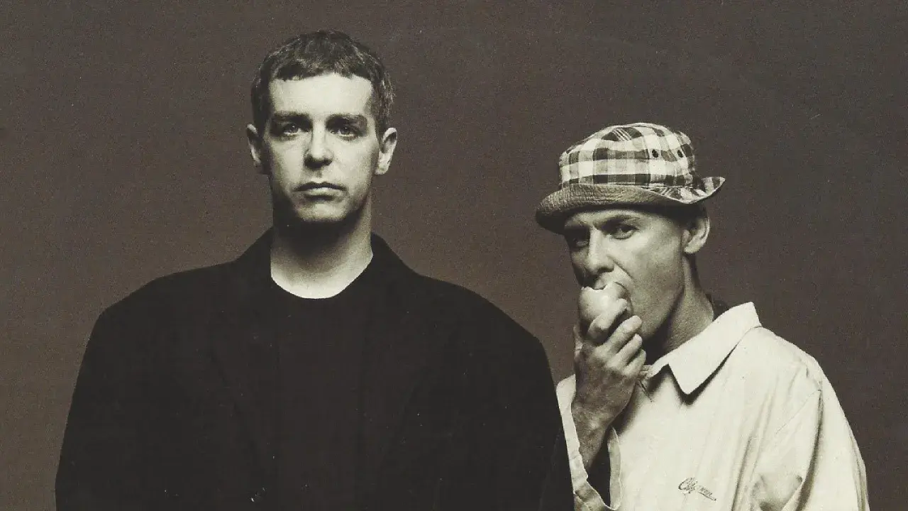 Pet Shop Boys i Stockholm, en av dem äter ett äpple.