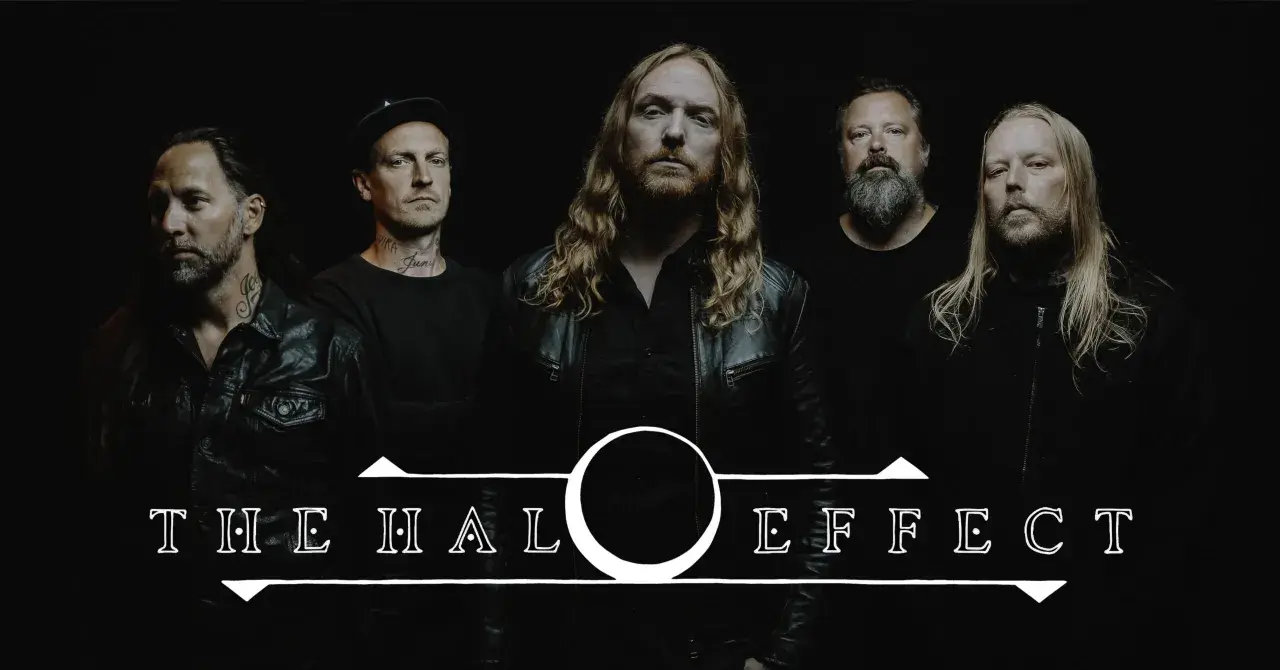 Medlemmar av the halo effect poserar framför en svart bakgrund. Bandnamnet "THE HALO EFFECT" syns i vitt nedtill.