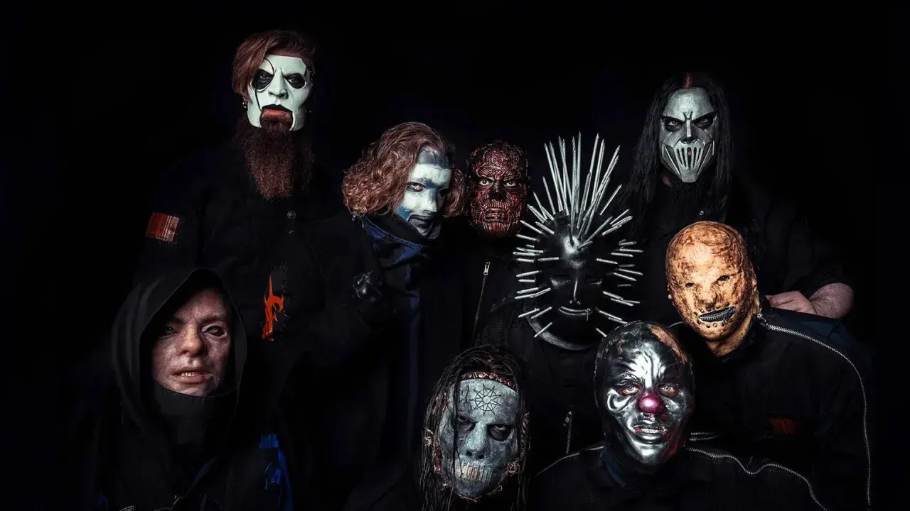 Gruppbild med medlemmar av Slipknot, alla bär sina ikoniska masker.