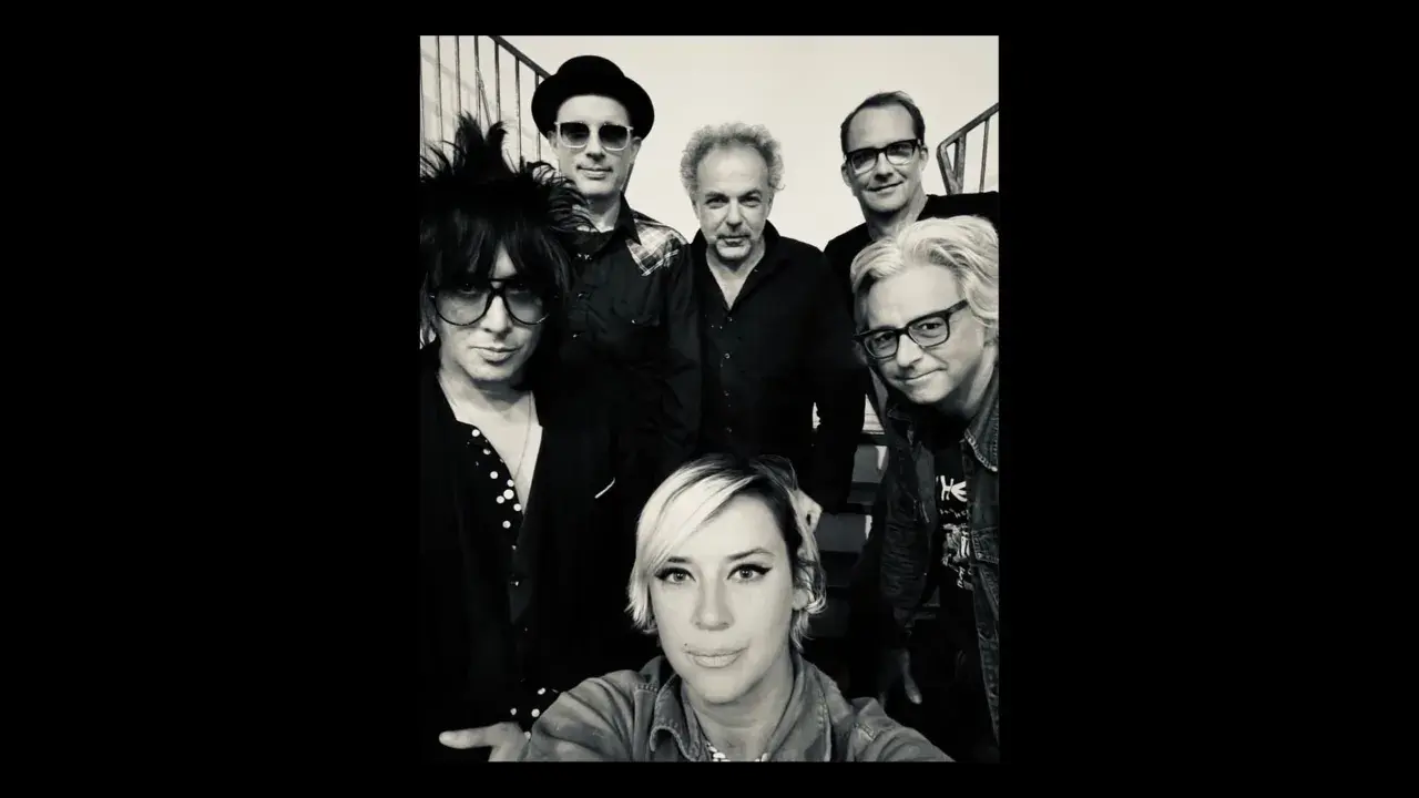 Bandmedlemmar poserar för en bild. Kanske är det Cat Power i Stockholm, redo för en spelning.