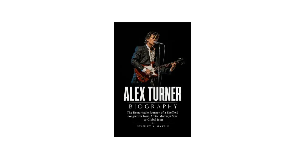Omslaget till boken "Alex Turner Biography" visar Alex Turner sjungandes och spelandes gitarr.