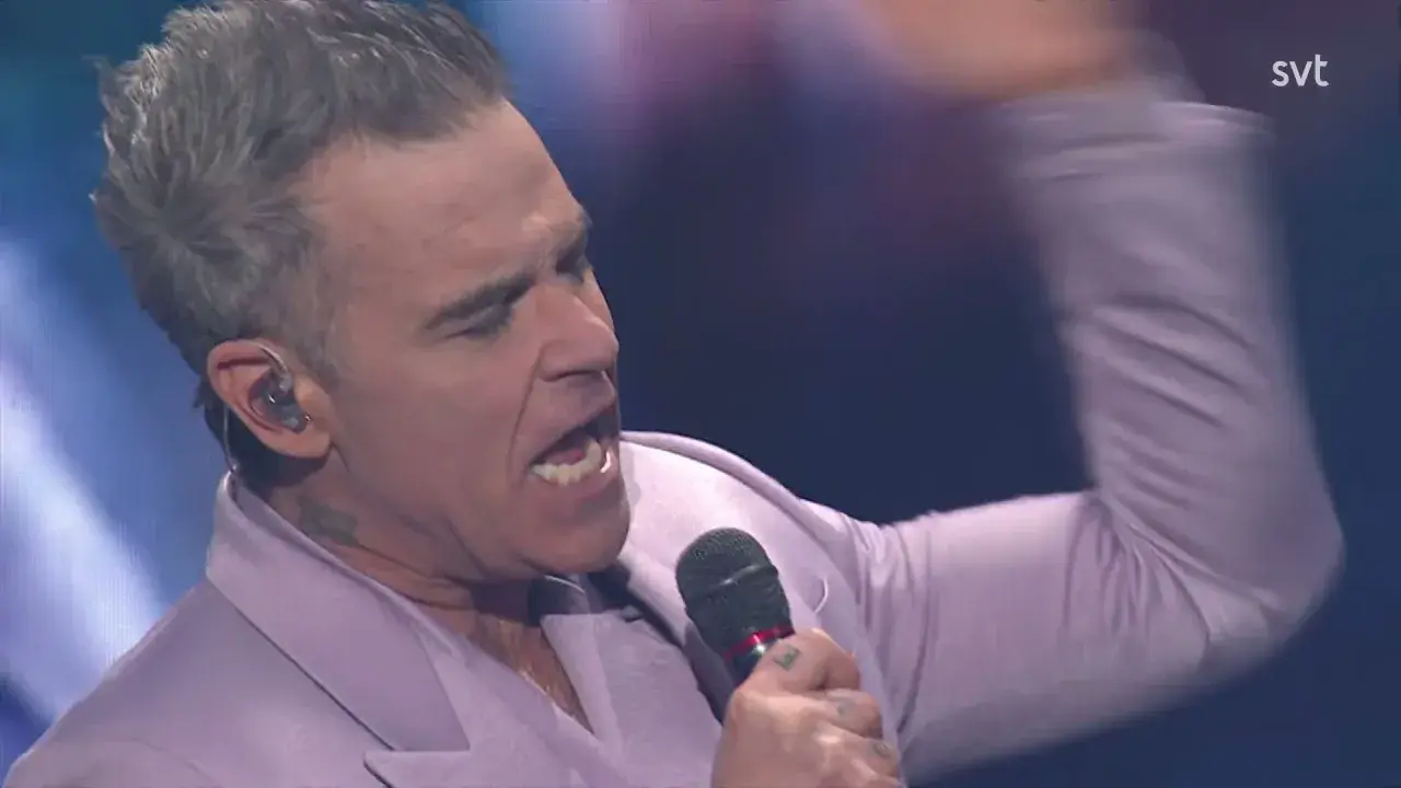 Robbie Williams sjunger med energi i Sverige.