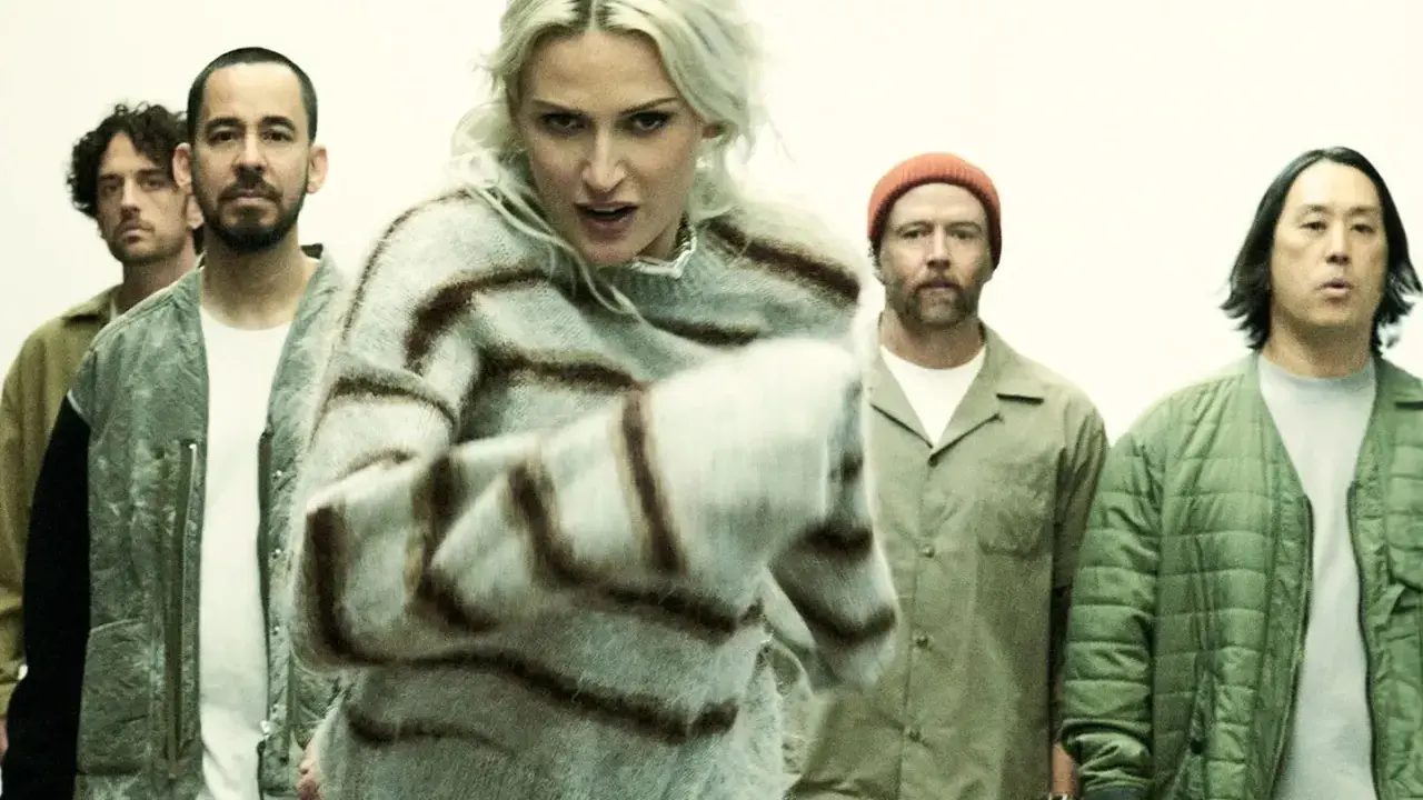 En grupp människor, inklusive sångare från Linkin Park, står i en rad.