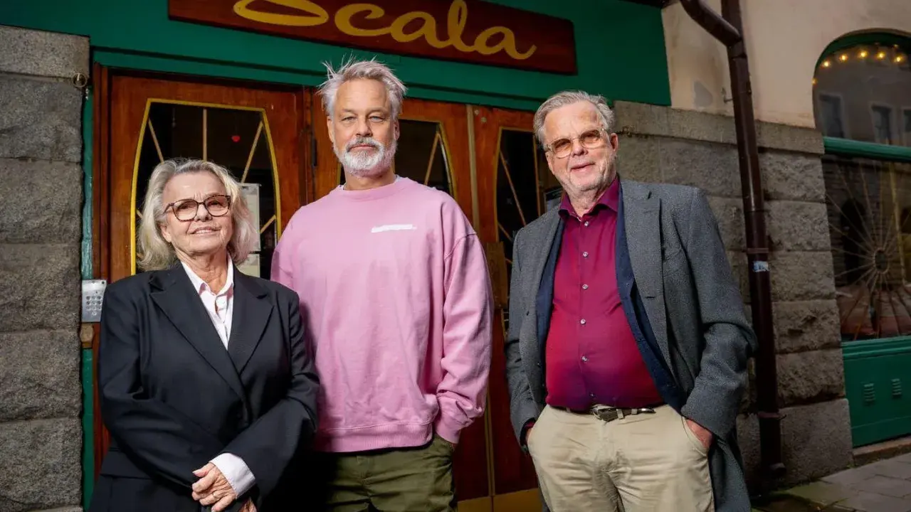 Henrik Schyffert och hans band, medlemmar från Scala, poserar framför teatern.