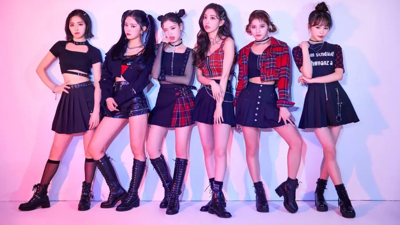 Sex k-pop-inspirerade tjejer poserar i coola outfits med rutiga kjolar och stövlar.