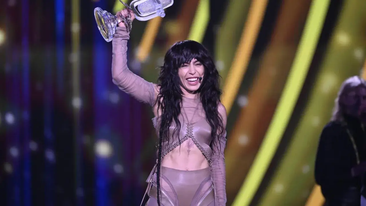 Vinnaren Loreen firar med Eurovision-trofén. Hon har vunnit tävlingen två gånger, vilket är en av Sveriges framgångar.