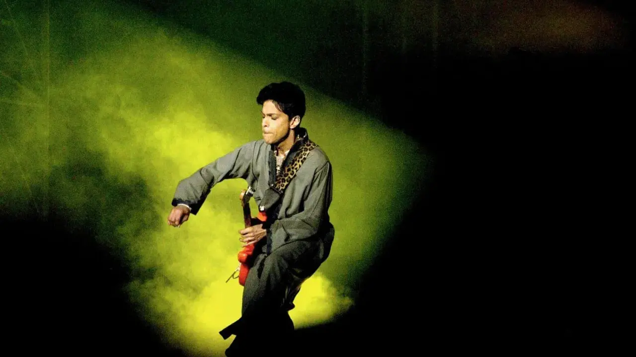 Prince, med sin ikoniska gitarr, levererar en energisk show. En sann "prince way out west"-upplevelse.