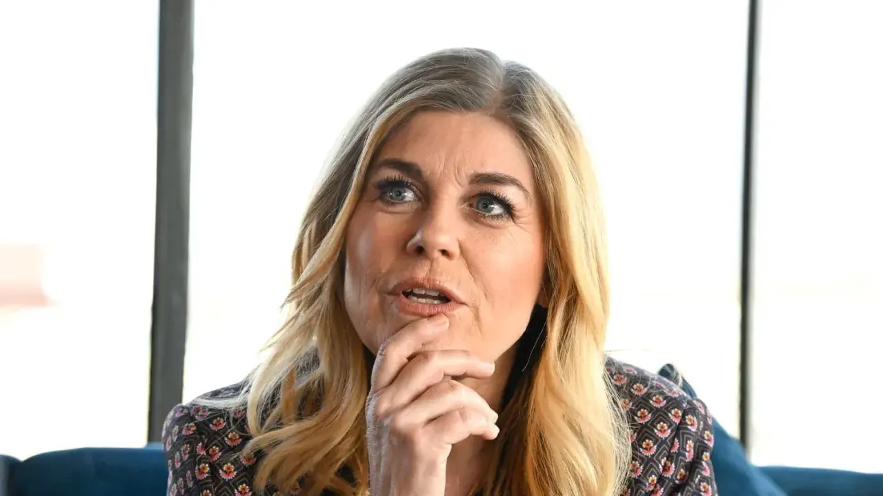 Pernilla Wahlgren, med handen vid hakan, funderar på sitt nästa Melodifestivalen-bidrag.