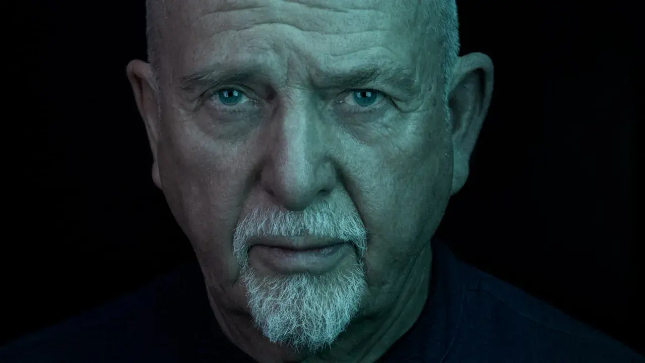 Närbild på Peter Gabriel med blå ögon och vitt skägg, ljuset ger en mystisk känsla som passar hans nya album.