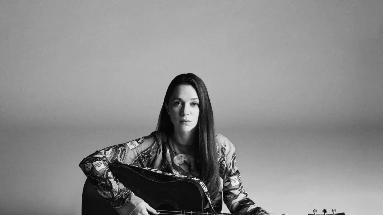 Melissa Horn med gitarr, en bild som hintar om kommande evenemang med Melissa Horn.