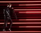 Benjamin Ingrosso på scenen med rött ljus som bakgrund, redo för Eurovision.