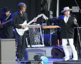 Bob Dylan på scen i Stockholm, med gitarrister och musiker.