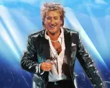 Rod Stewart i Stockholm, glittrig kavaj och mikrofon i hand, framför en jublande publik under strålkastarljus.