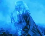 Veronica Maggio på scen i Helsingborg, badad i blått ljus och rök.