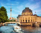 En turist i Berlin njuter av en båttur på Spree, förbi Bode-museet och Fernsehturm.