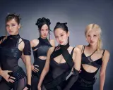 Medlemmar av Blackpink poserar i futuristiska svarta outfits.