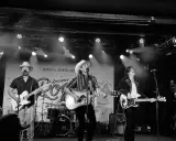 Band spelar på scen i Stockholm, med cowboyhattar och gitarrer. Kanske en hyllning till Fleetwood Mac Stockholm?