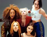 Medlemmar av Spice Girls poserar energiskt. Mel B i leopardmönster, Emma B i rött, Mel C i Buzz Lightyear-linne, Geri H med rött hår och Victoria B med mörkt hår.