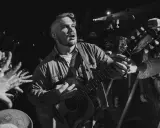 Zach Bryan spelade gitarr för en entusiastisk publik i Sverige. Händerna sträcktes ut mot honom från folkmassan.