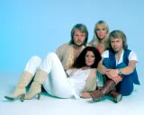 ABBA-medlemmarna poserar för en ikonisk bild. Tänk dig en ABBA-låtar lista med dessa stjärnor.