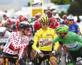Cyklist i gul ledartröja, prickig tröja och grön tröja interagerar vid Tour de France.