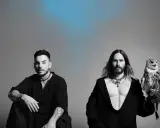 Medlemmar av Thirty Seconds to Mars, Jared Leto med en uggla på armen och Shannon Leto.