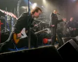 Medlemmar av The Who på scen, en spelar bas, en sjunger och en spelar gitarr.