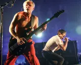 Flea spelar bas och Anthony Kiedis sjunger på scenen under en konsert med Red Hot Chili Peppers i Sverige.