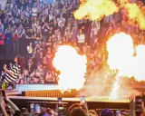 Billie Eilish ger en elektrisk Billie Eilish konsert med flammor som exploderar runt henne. Publiken filmar med sina mobiler.