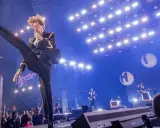 Pelle Almqvist i The Hives levererar en energisk show. Publiken jublar under konserten, en perfekt recension av bandets liveframträdande.